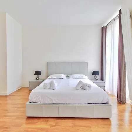 Montaigne-luxueux 아파트
